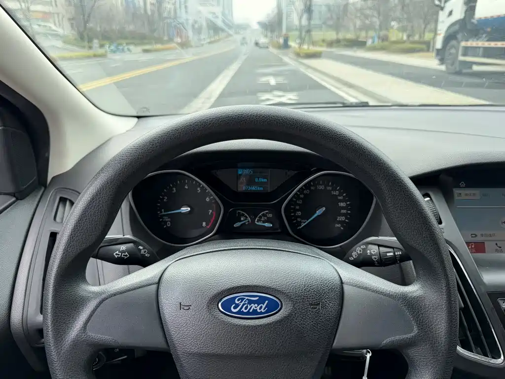 Ford Focus 2016 — фото 18