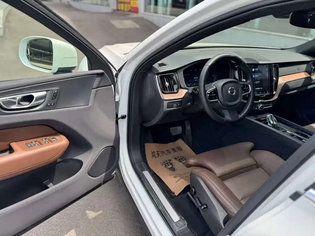 Volvo XC60 Plug-In Hybrid 2025 — фото 4