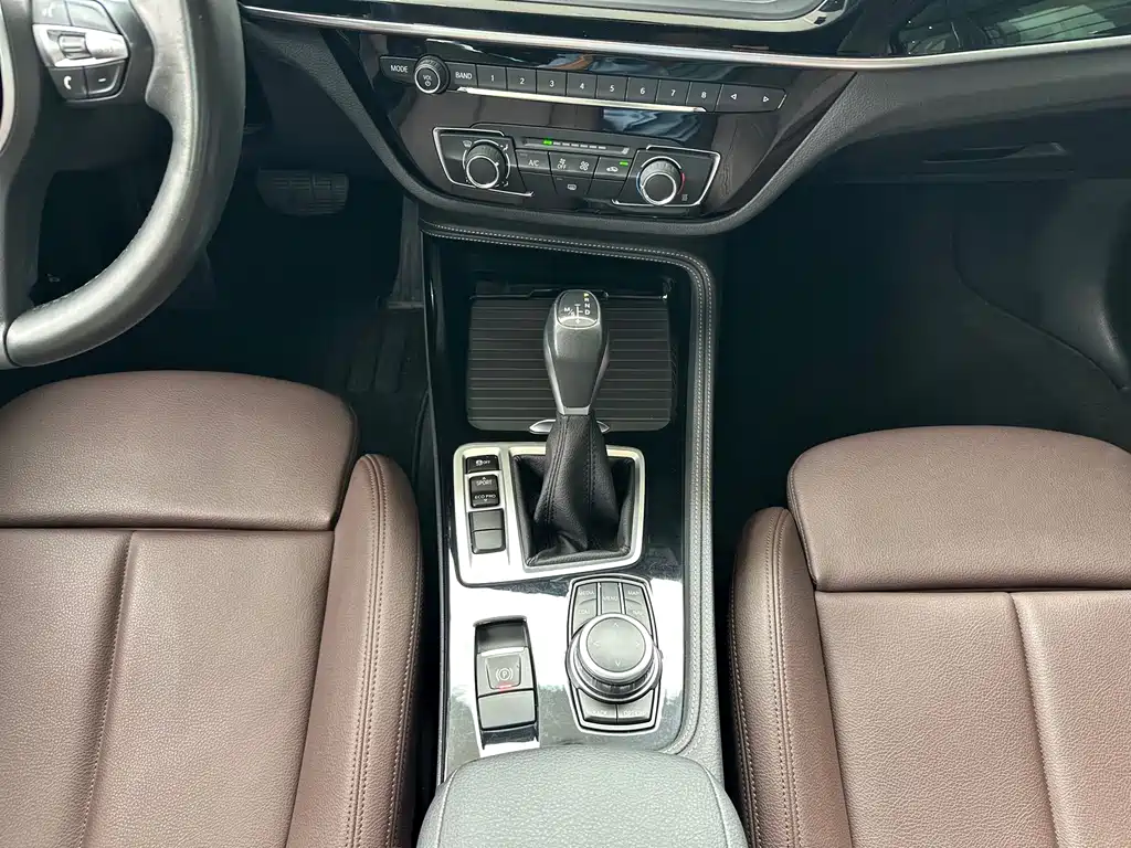 BMW 1 Series 2019 — фото 11