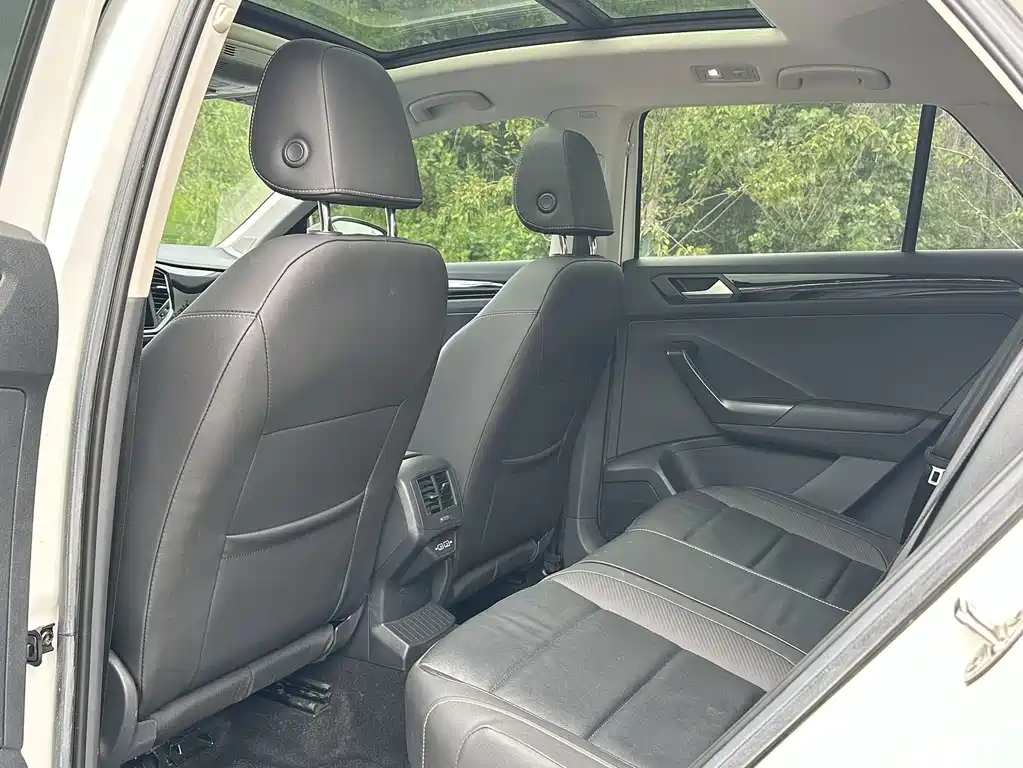 Volkswagen T-Roc 2023 — фото 8