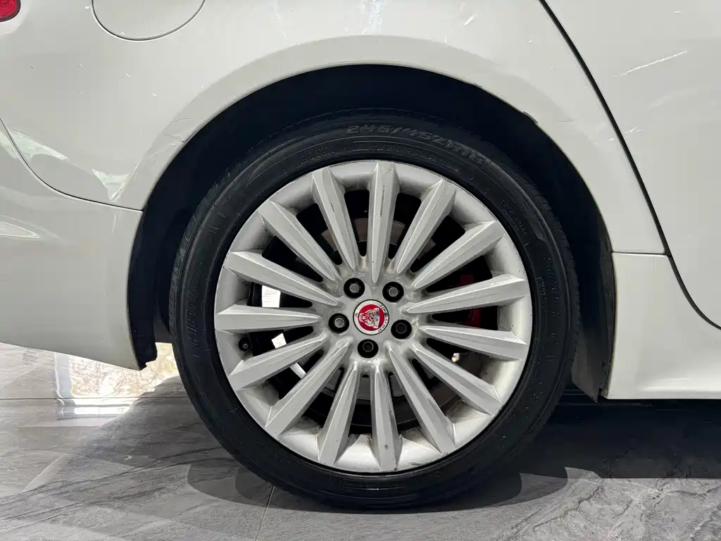 Jaguar XF 2015 — фото 23