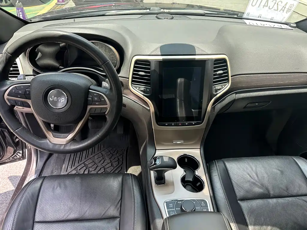 Jeep Grand Cherokee 2015 — фото 9