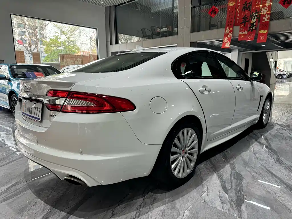 Jaguar XF 2015 — фото 32