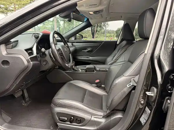 Lexus ES 2020