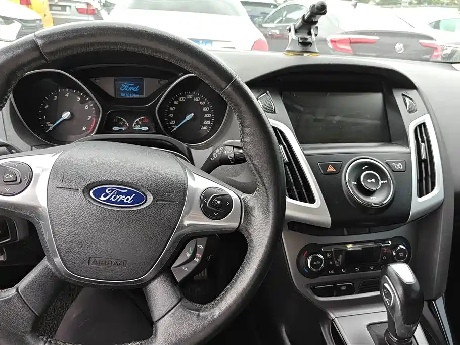 Ford Focus 2014 — фото 12