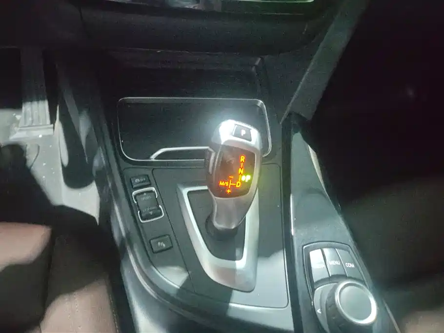 BMW 3 Series 2018 — фото 16