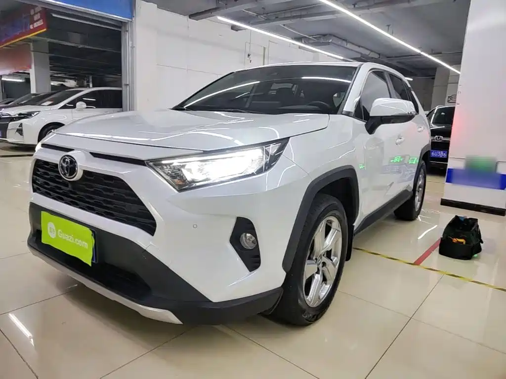 Toyota RAV4 2023 — фото 1