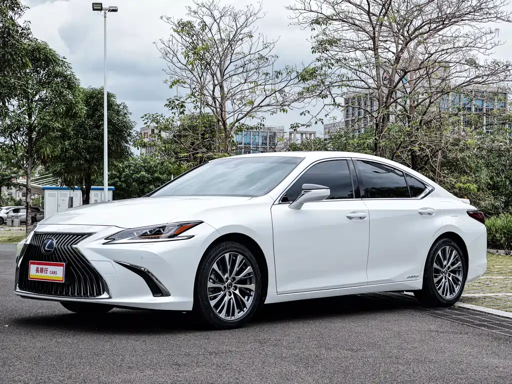 Lexus ES 2021 — фото 1