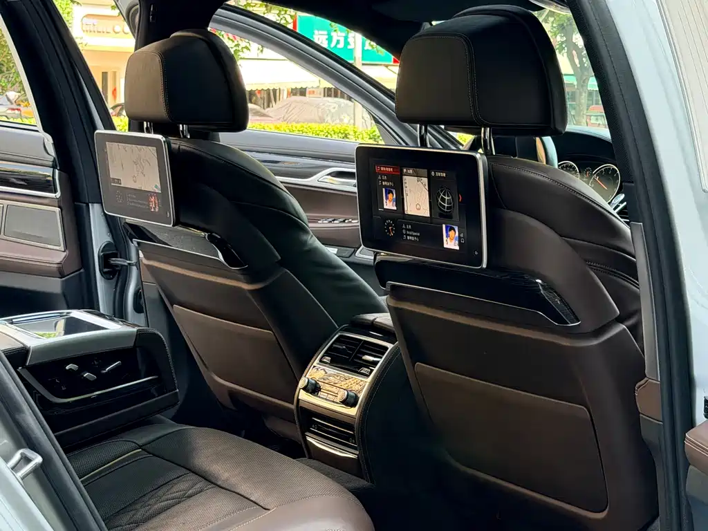 BMW 7 Series 2017 — фото 17