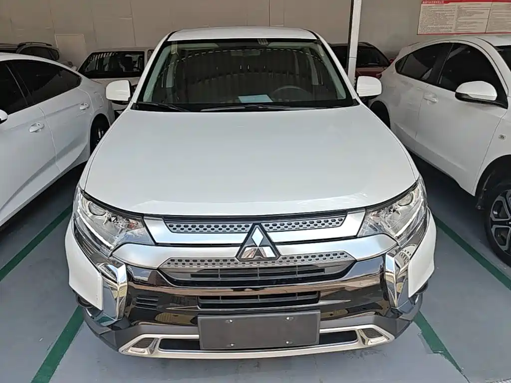 Mitsubishi Outlander 2021 — фото 3