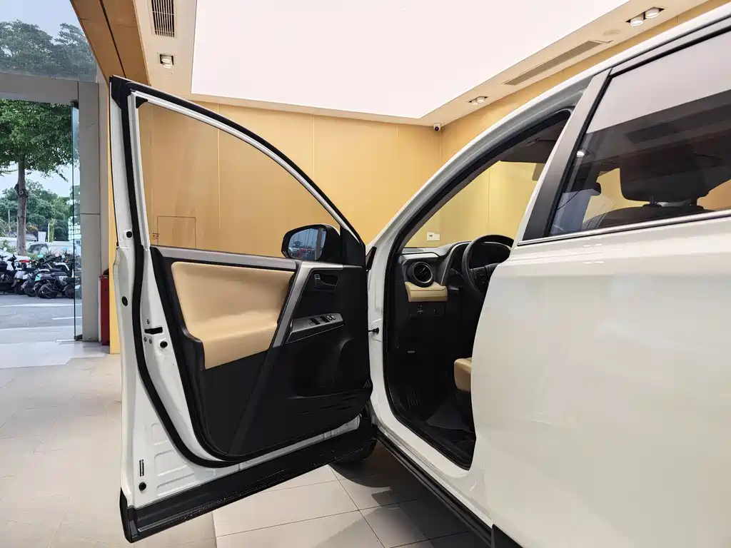 Toyota RAV4 2017 — фото 7