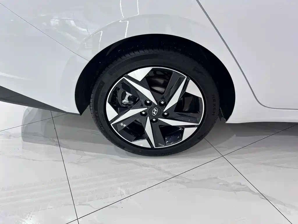 Hyundai Elantra 2023 — фото 19
