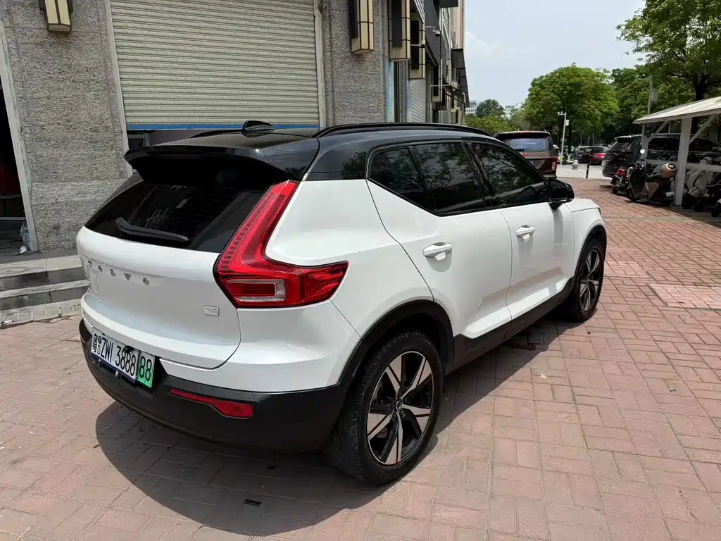 Volvo XC40 NEV 2022 — фото 9