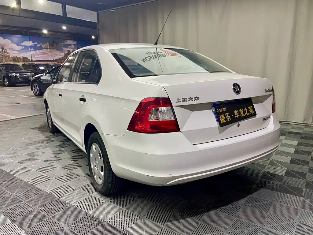 Skoda Rapid 2015 — фото 5
