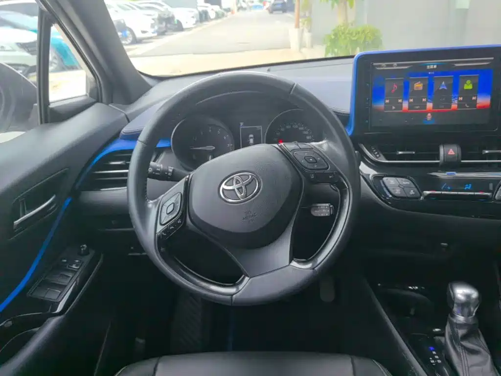 Toyota C-HR 2018 — фото 11