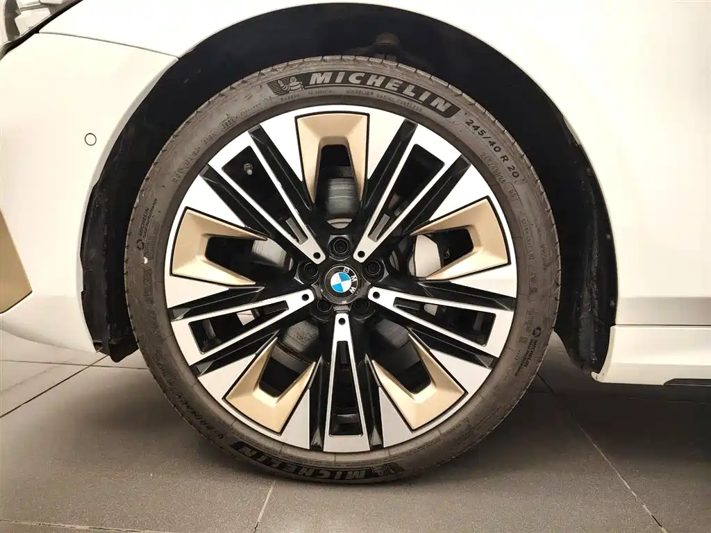 BMW 5 Series — фото 13