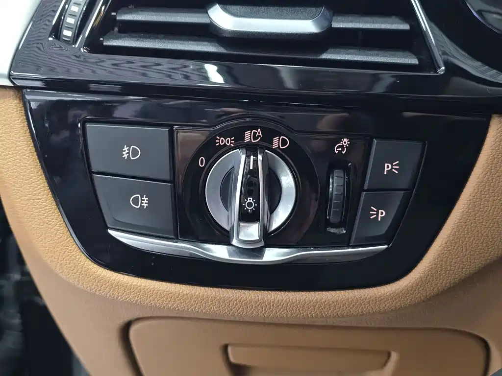 BMW 5 Series 2017 — фото 15