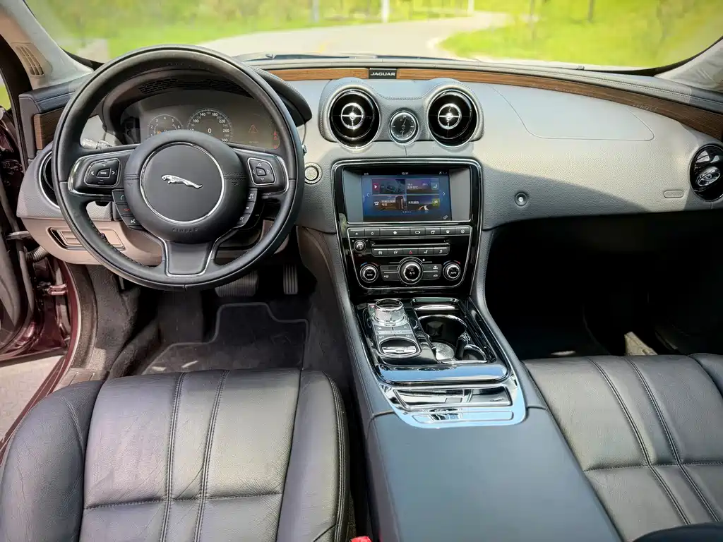 Jaguar XJ 2017 — фото 14