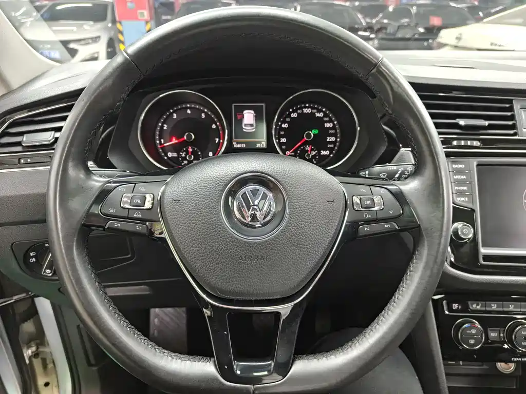 Volkswagen Tiguan L 2018 — фото 9