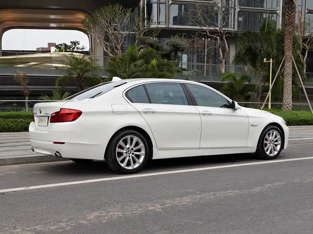 BMW 5 Series 2011 — фото 13