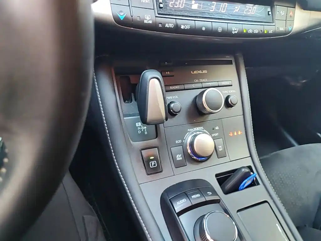 Lexus CT 2015 — фото 14