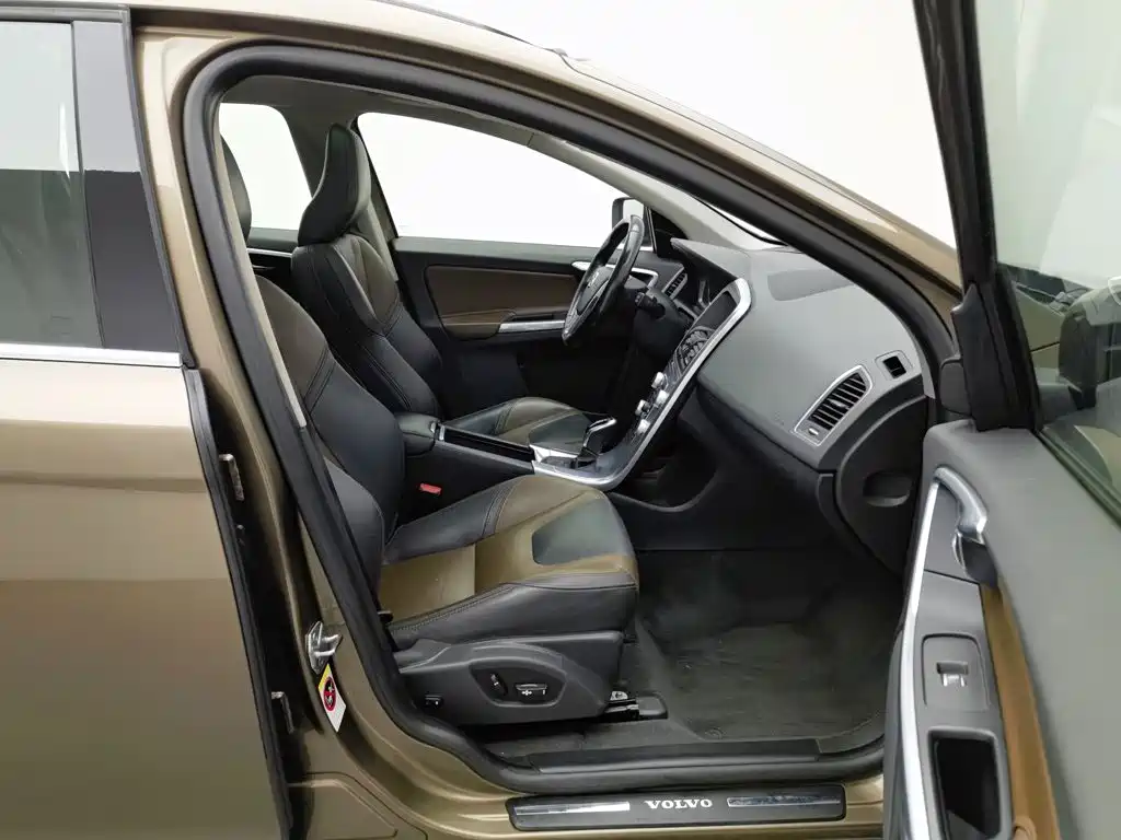 Volvo XC60 2017 — фото 23