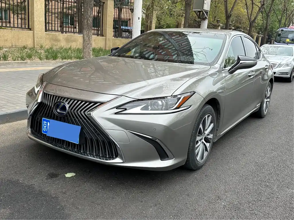 Lexus ES 2020 — фото 1