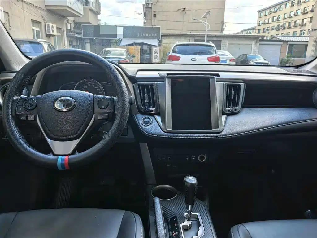 Toyota RAV4 2015 — фото 9