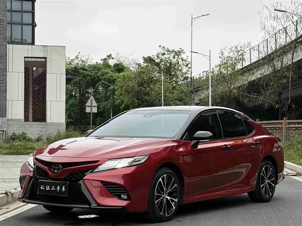 Toyota Camry 2018 — фото 12