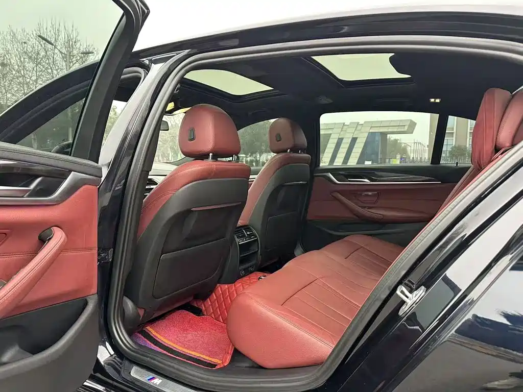 BMW 5 Series 2019 — фото 13