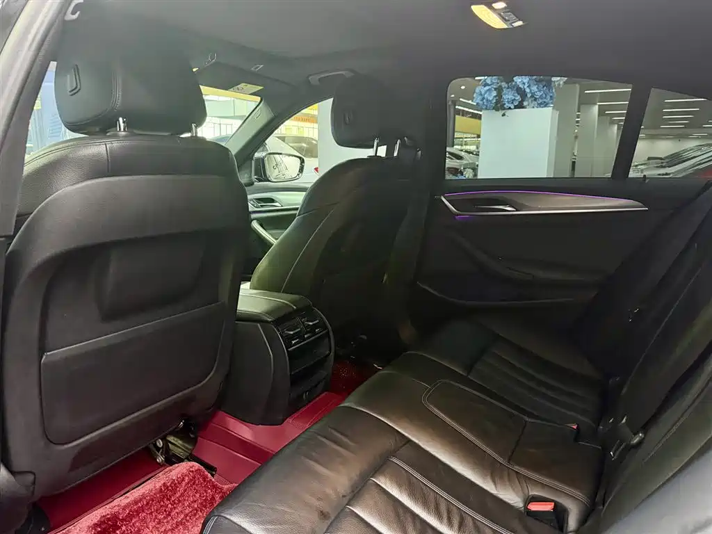 BMW 5 Series 2018 — фото 10