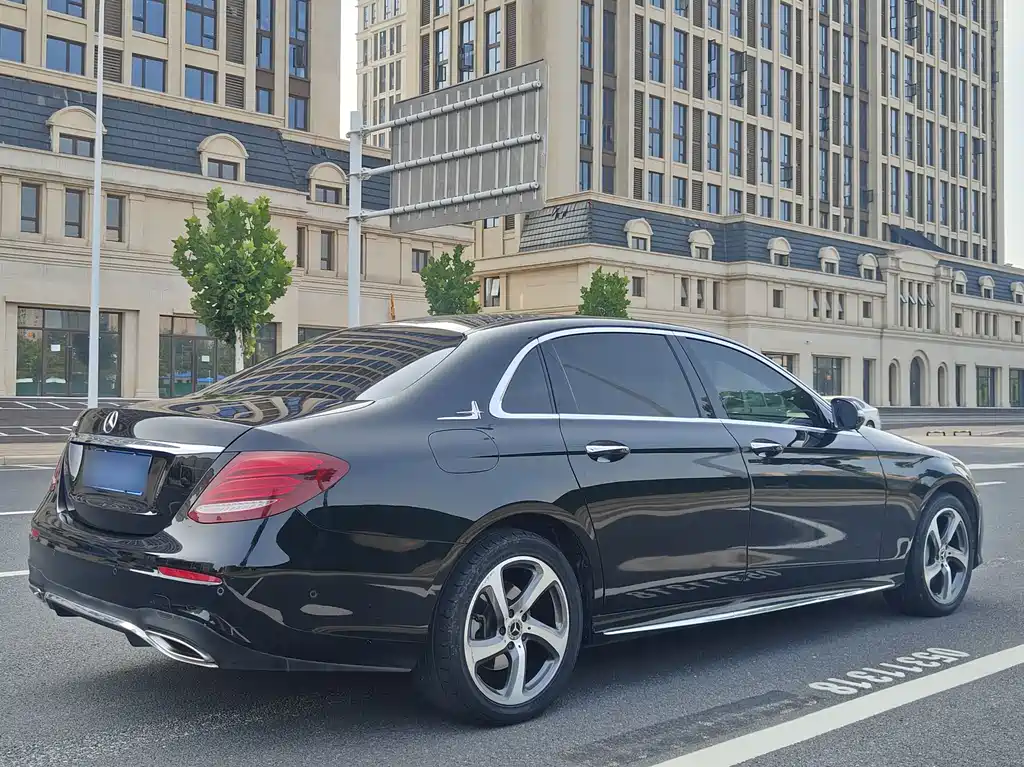 Mercedes-Benz E-Class 2018 — фото 15