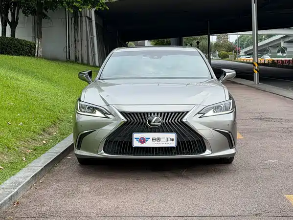 Lexus ES 2021