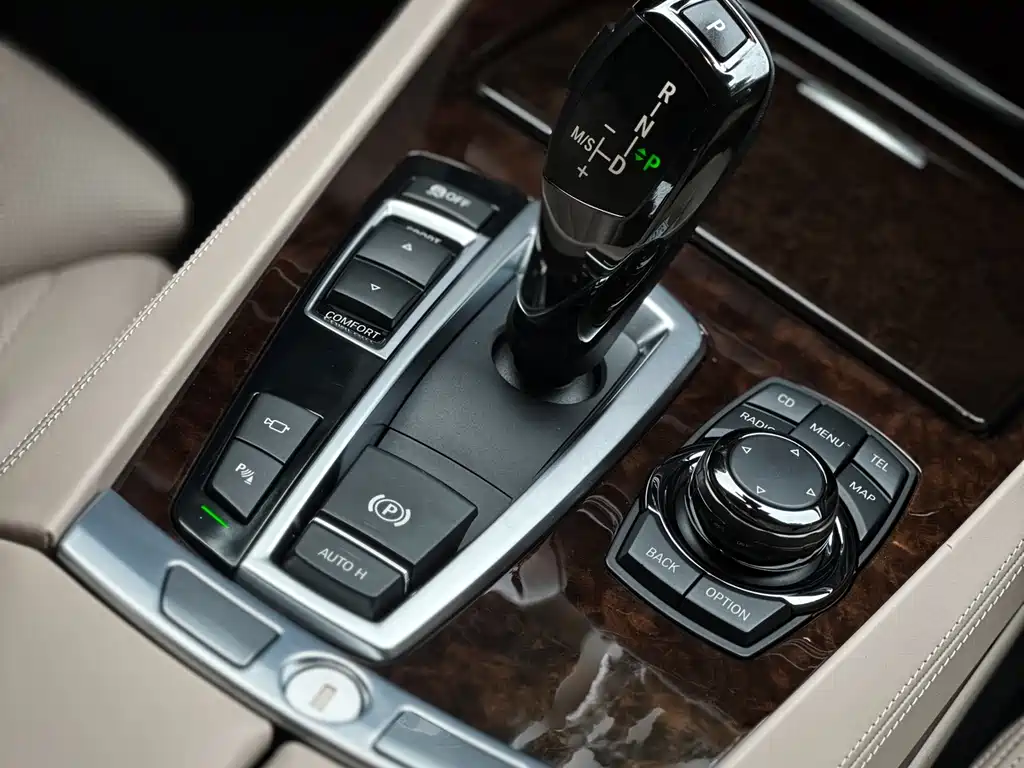 BMW 7 Series 2011 — фото 6