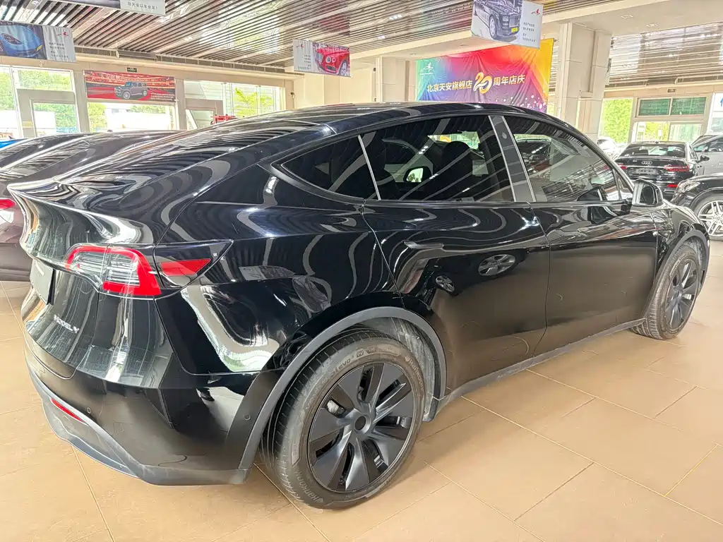 Tesla Model Y 2024 — фото 13