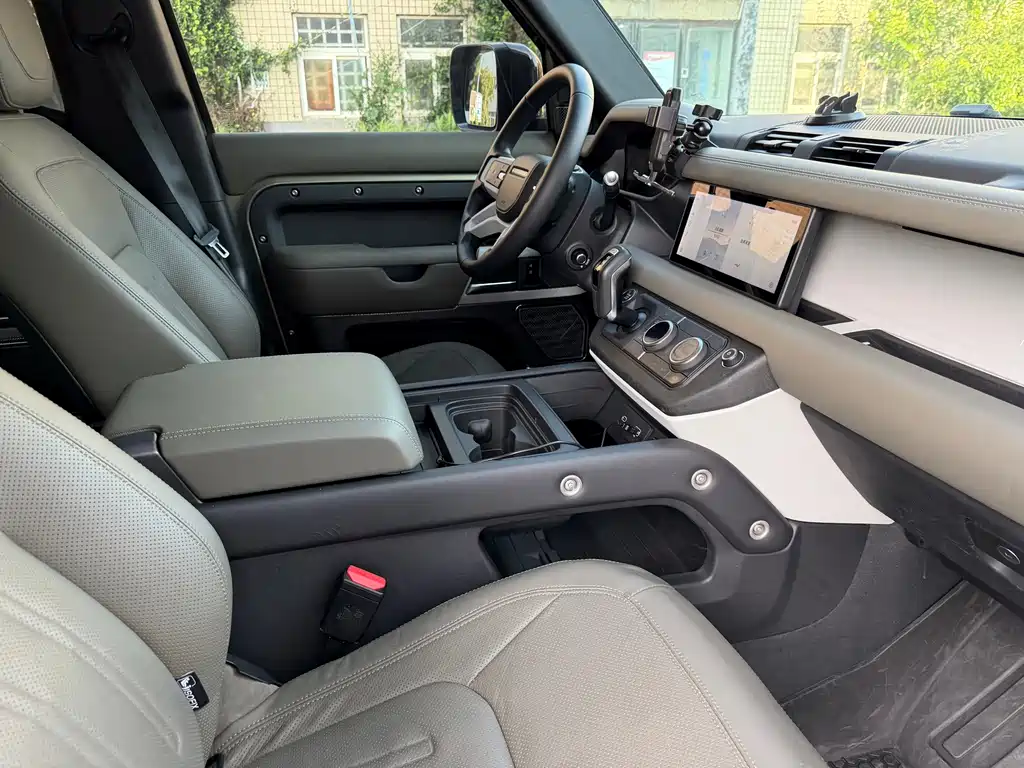 Land Rover Defender 2021 — фото 14
