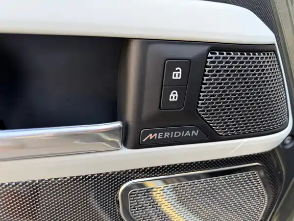Land Rover Defender 2021
