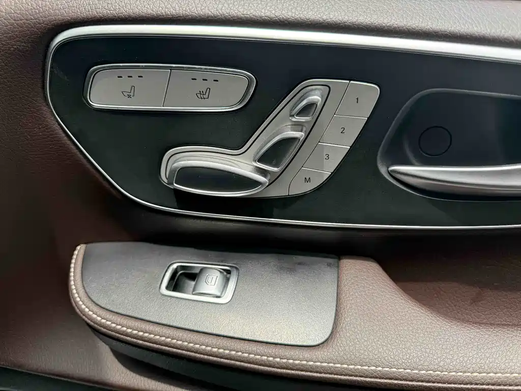 Mercedes-Benz V-Class 2023 — фото 10