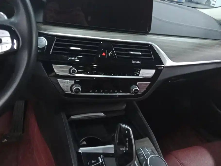BMW 5 Series 2021 — фото 16