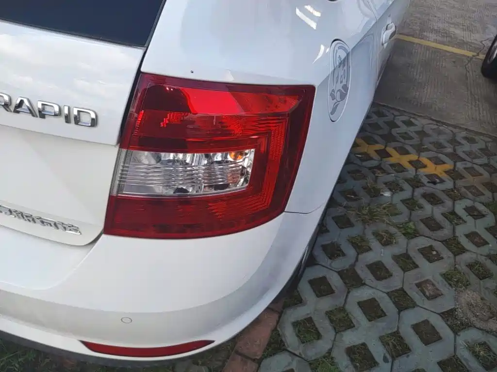 Skoda Rapid Spaceback 2017 — фото 8