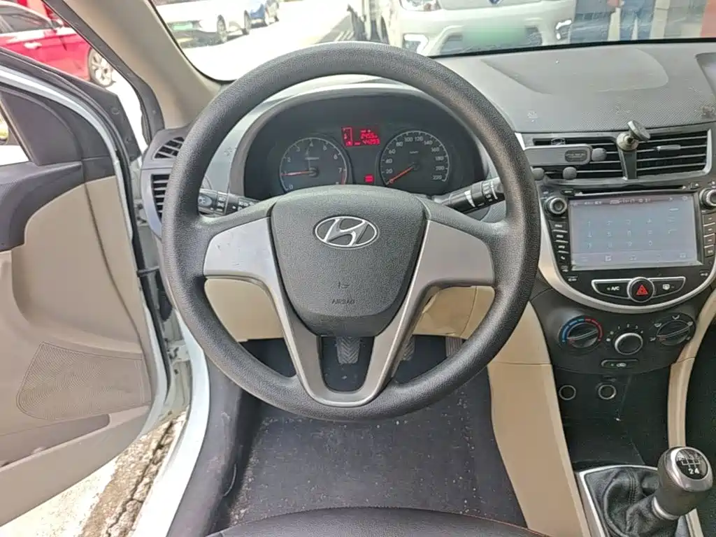 Hyundai Verna 2015 — фото 11