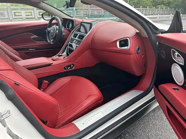 Aston Martin DB11 2020