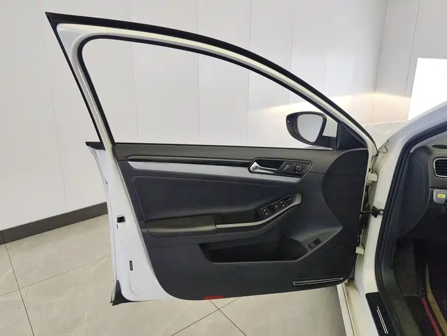 Volkswagen Sagitar 2018
