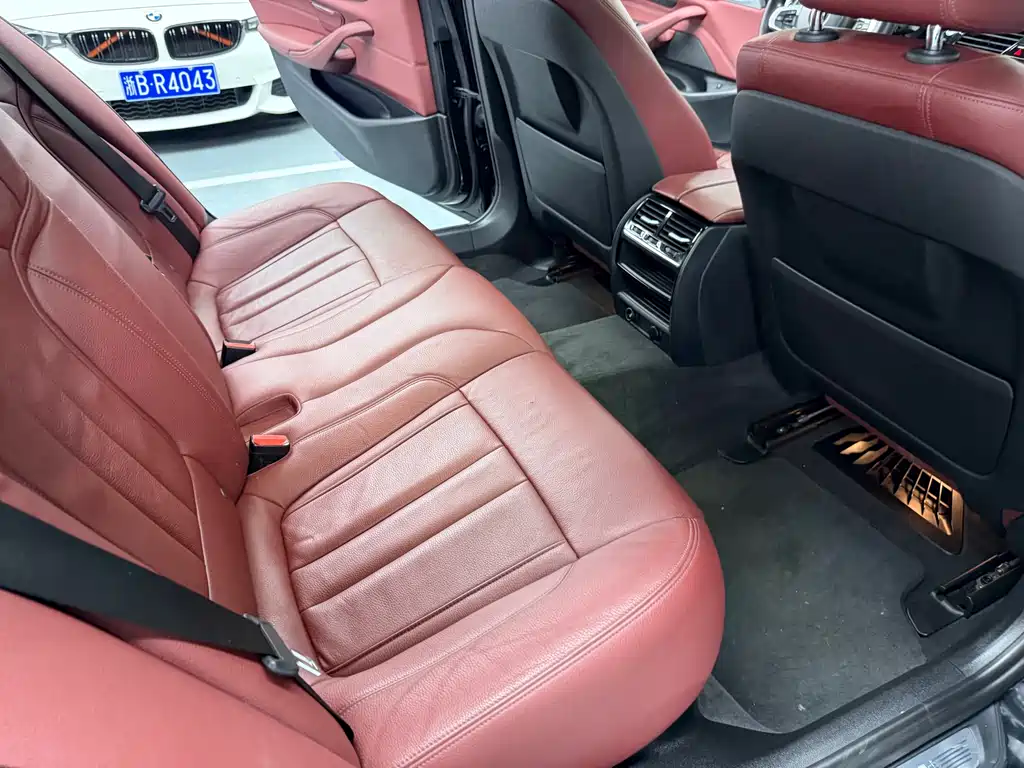 BMW 5 Series 2018 — фото 14
