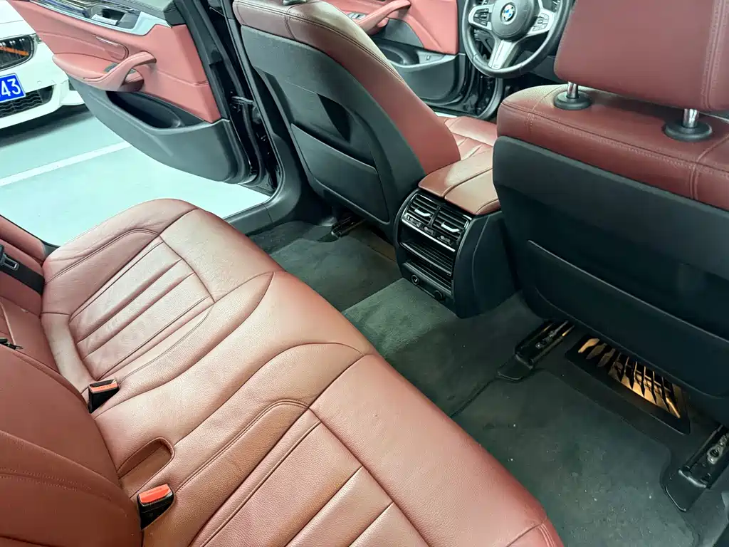 BMW 5 Series 2018 — фото 15