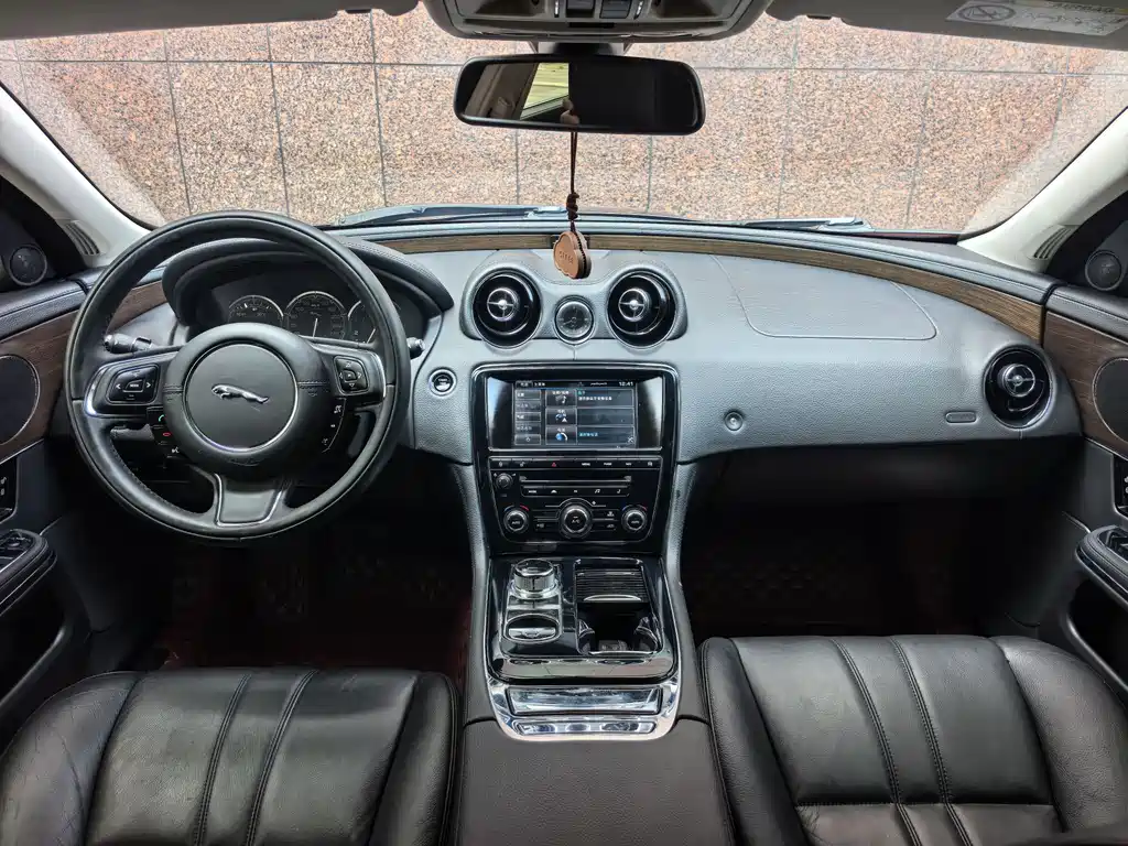 Jaguar XJ 2015 — фото 11