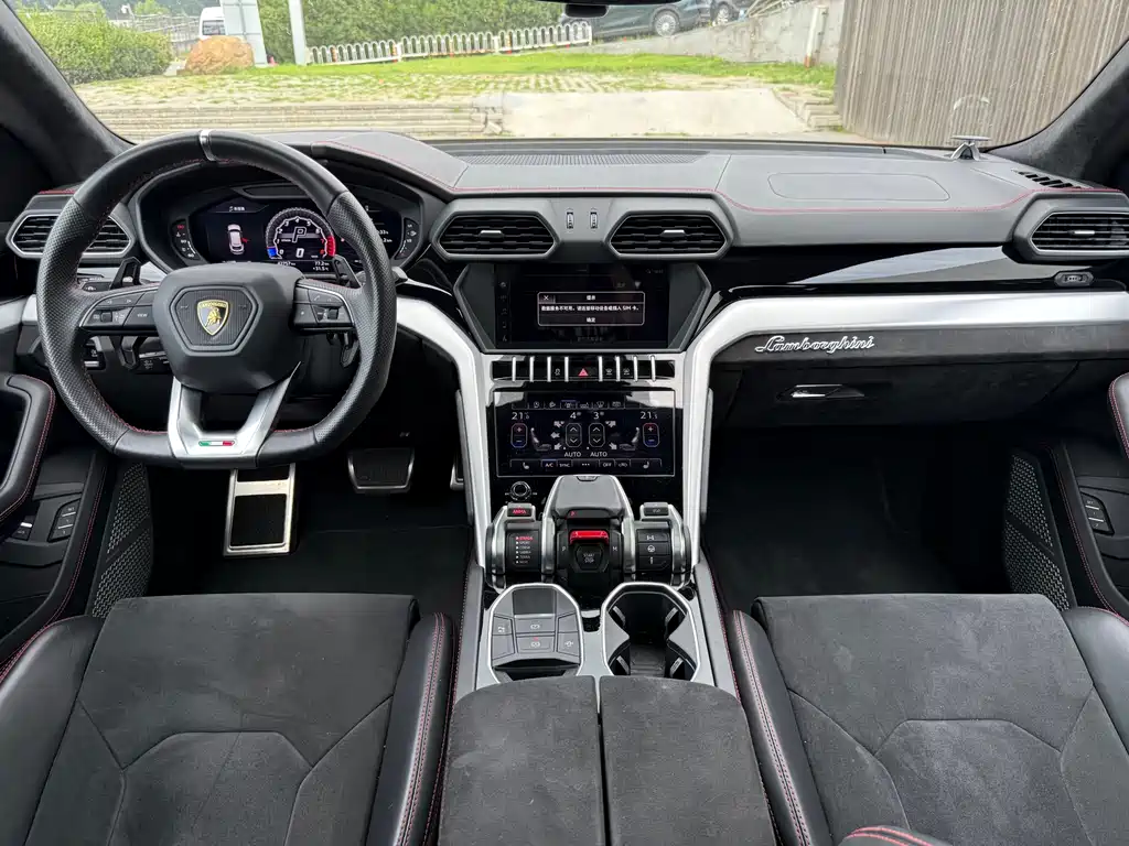 Lamborghini Urus 2019 — фото 30