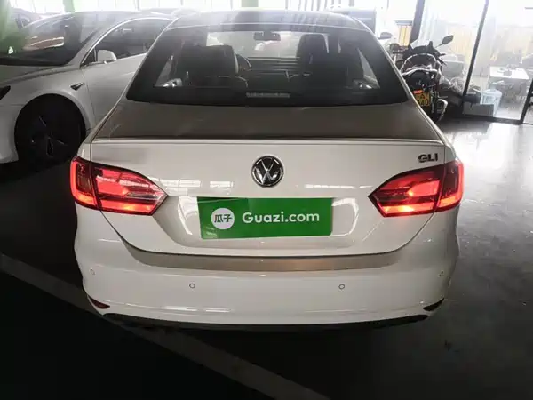 Volkswagen Sagitar 2015