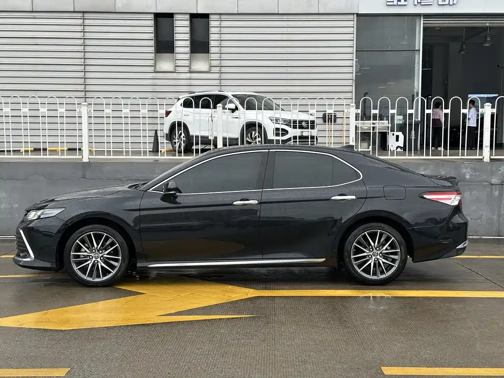 Toyota Camry 2023 — фото 6