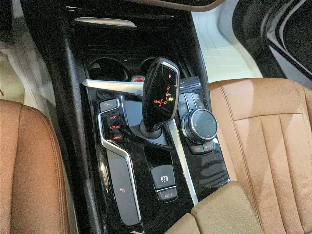 BMW 5 Series 2018 — фото 14